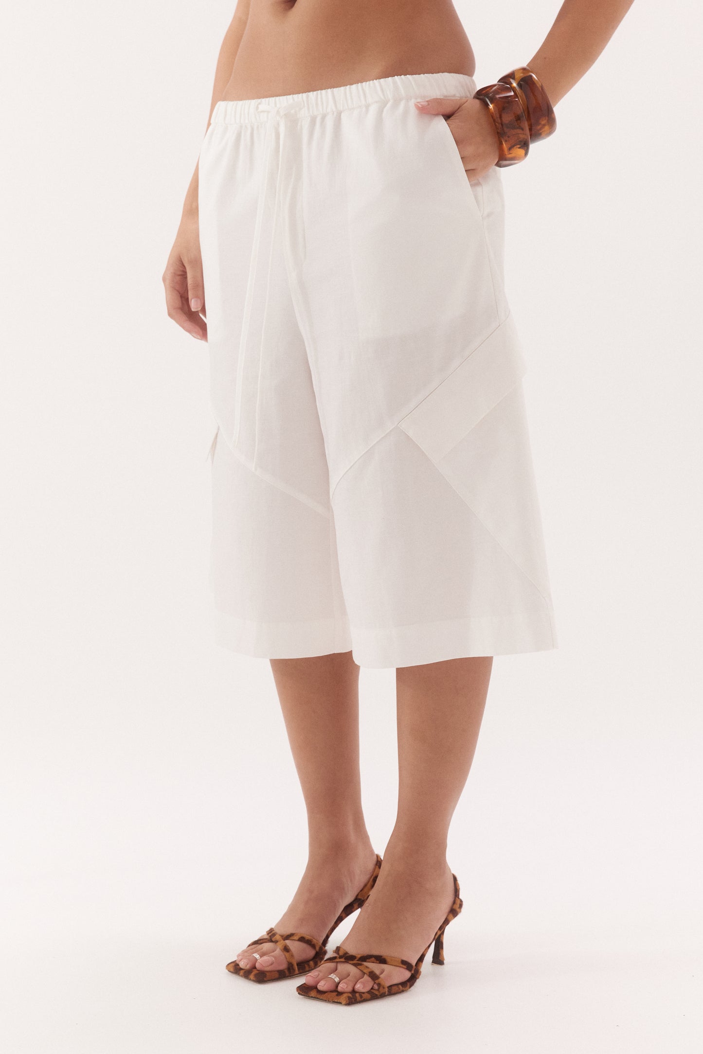Pre Order NOVEMBER - Dex Short - Chalk